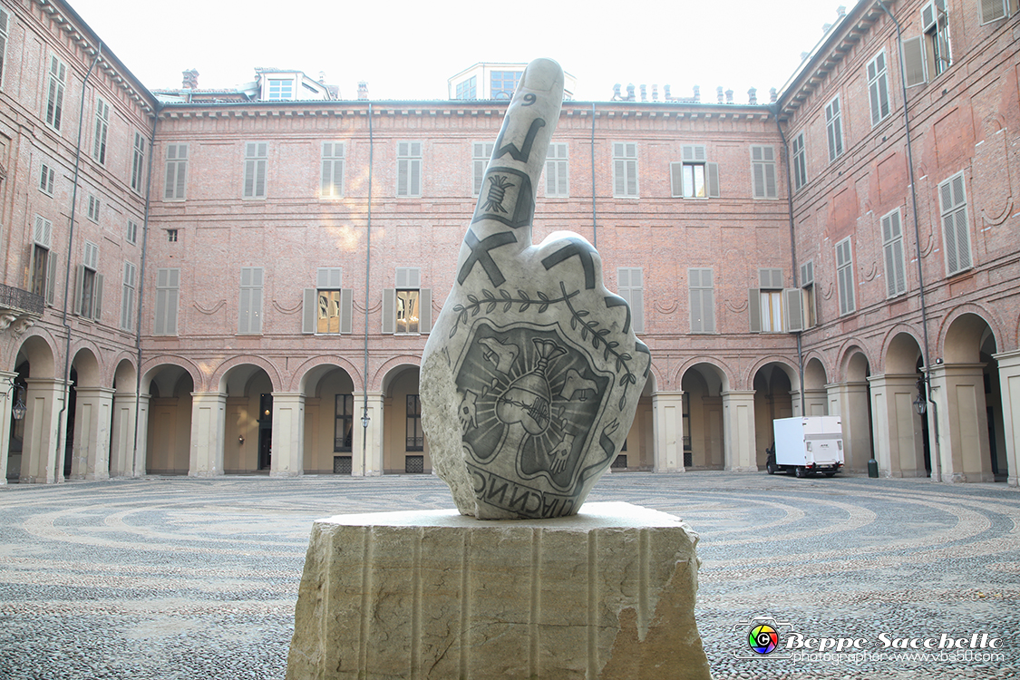 VBS_3185 - Mostra In Between Monumentali opere di Fabio Viale.jpg